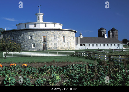 Grange en pierre ronde à l'Hancock Shaker Village de Hancock, Massachusetts, USA Banque D'Images