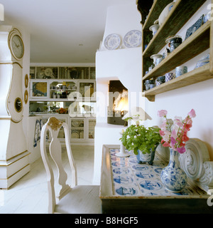 Vue de la cuisine de style suédois du 18ème siècle avec une horloge de parquet et carrelage peint-table Banque D'Images