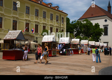 Marché de souvenirs à décrochage Hlavne namestie place principale dans la vieille ville Bratislava Slovaquie Europe Banque D'Images