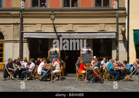 Terrasse de café animé dans Gamla Stan, la vieille ville de Stockholm Suède Europe Banque D'Images