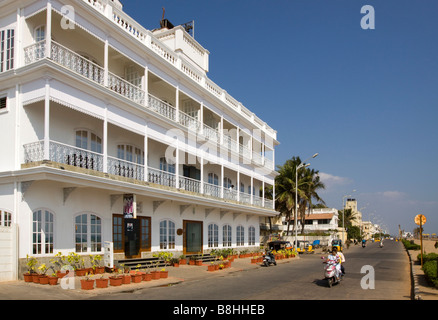 Inde Pondichéry Goubert Avenue Beach Road coloniale française, récemment restauré, cet hôtel de bord de mer Banque D'Images