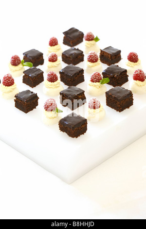 Fudge brownie au chocolat et framboise meringues Banque D'Images