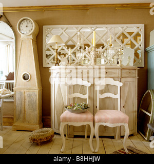 Horloge de parquet suédois Gustavien et peint avec une commode miroir encadré trellised Banque D'Images