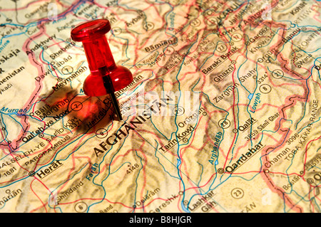 Punaise rouge sur un atlas Afghanistan Banque D'Images