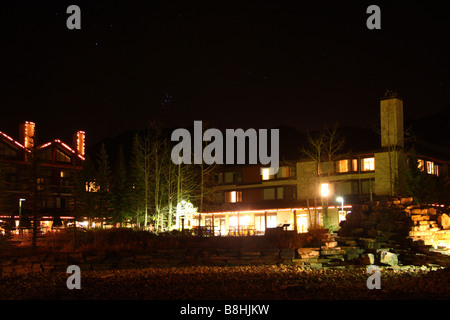 Place du village de Kananaskis par nuit Banque D'Images