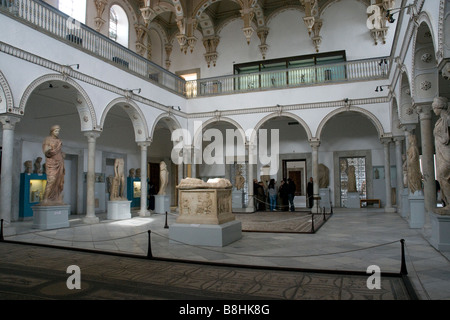 Un impressionnant hall dans le musée du Bardo, une fois qu'un palais désormais célèbre surtout pour son immense collection de mosaïques romaines Banque D'Images