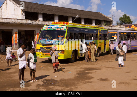 Tamil Nadu Inde Mumbai Bus Stand les passagers d'autobus local Banque D'Images