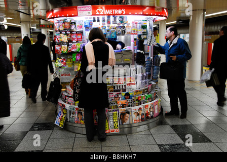 Marchands de kiosque dans le métro (métro) Tokyo, Japon Banque D'Images