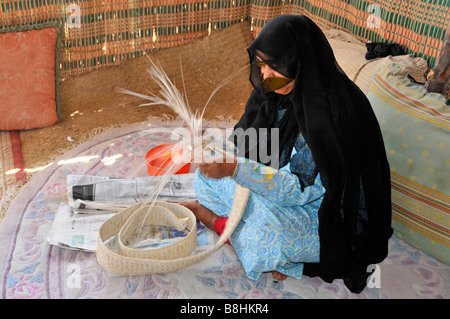 Fujairah Heritage Village montre femme arabe en costume traditionnel et le logement Banque D'Images