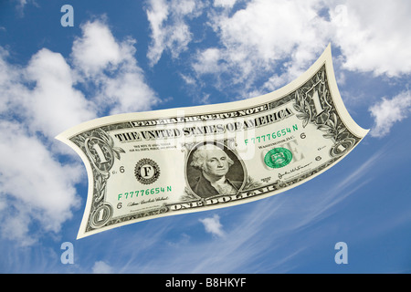 US One Dollar facture $ flottant chute dans le ciel bleu Banque D'Images