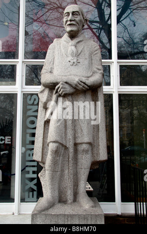 Statue de Robert Baden-Powell, fondateur des Scouts, à l'extérieur de Baden-Powell House dans le quartier de South Kensington à Londres. Feb 2009 Banque D'Images