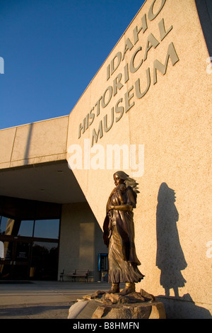 Sculpture en bronze de femme Shoshone Sacagawea en face de l'Idaho Historical Museum à Boise IDAHO Banque D'Images