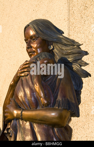 Sculpture en bronze de femme Shoshone Sacagawea en face de l'Idaho Historical Museum à Boise IDAHO Banque D'Images