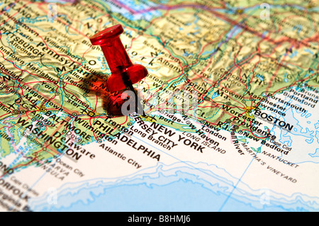 Punaise rouge sur un atlas New York Banque D'Images