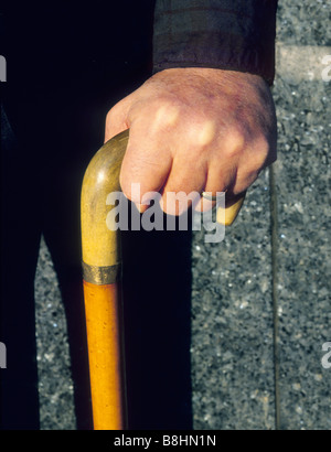 détail d'un homme handicapé âgé debout seul avec un canne Banque D'Images