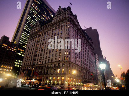 Le Plaza Hotel Fifth Avenue New York City. Ciel nocturne crépusculaire au-dessus de Midtown Manhattan Grand Army Plaza. New York urbain skyline bâtiment emblématique USA Banque D'Images