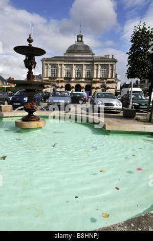 St Omer de ville et fontaine à Foch Square France Banque D'Images