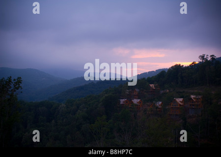 Le soleil se couche sur une rangée de cabines à Wolf Laurel dans les montagnes de Caroline du Nord. Banque D'Images