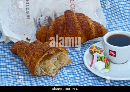 Petit-déjeuner frais croissants - France. Banque D'Images