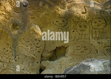 Les visages Las Caritas collecte des inscriptions Indiennes dans une formation rocheuse à la recherche sur le lac Enriquillo Banque D'Images