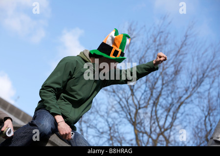 Les participants, les spectateurs et les personnages et les spectateurs du défilé de la St Patricks Day Parade, Dublin, Irlande Banque D'Images