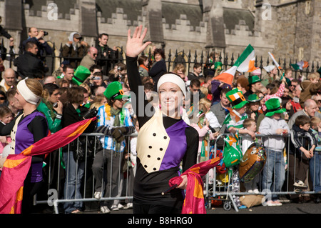 Les participants, les spectateurs et les personnages et les spectateurs du défilé de la St Patricks Day Parade, Dublin, Irlande Banque D'Images