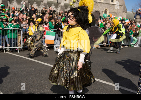 Les participants, les spectateurs et les personnages et les spectateurs du défilé de la St Patricks Day Parade, Dublin, Irlande Banque D'Images