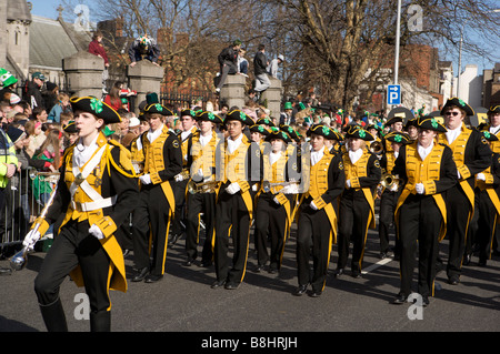 Une fanfare participe à la St Patricks Day Parade à Dublin en Irlande Banque D'Images