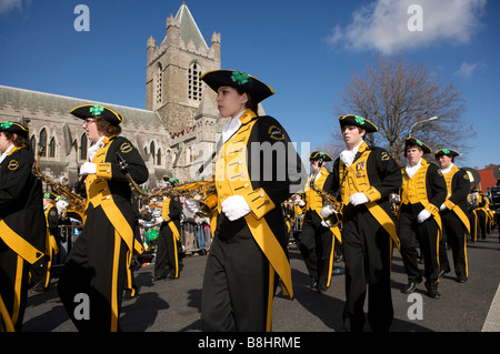 Une fanfare participe à la St Patricks Day Parade in Dublin Ireland Banque D'Images