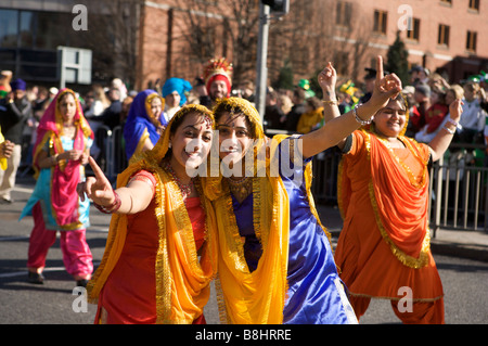 Les participants, les spectateurs et les personnages et les spectateurs du défilé de la St Patricks Day Parade, Dublin, Irlande Banque D'Images