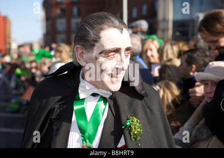 Les participants, les spectateurs et les personnages et les spectateurs du défilé de la St Patricks Day Parade, Dublin, Irlande Banque D'Images