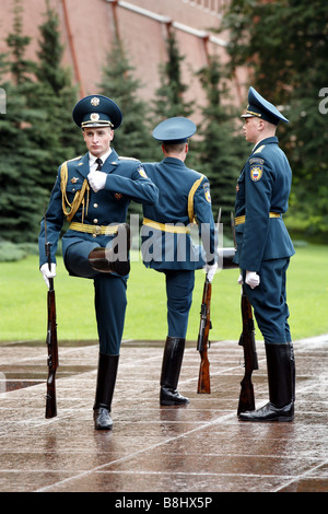 Relève de la garde, Tombe du Soldat inconnu, au jardin d'Alexandre, Moscou, Russie Banque D'Images