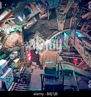 L'élargissement des ingénieurs autour de petits tunnel pilote à Westminster sur la Jubilee Line Extension, partie de London's réseau Tube. Banque D'Images