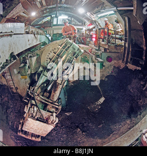 L'élargissement des ingénieurs autour de petits tunnel pilote à Westminster sur la Jubilee Line Extension, partie de London's réseau Tube. Banque D'Images