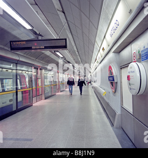 Le bord de la plate-forme portes à Waterloo Station sur la Jubilee Line Extension, la partie la plus récente du réseau du métro de Londres. Banque D'Images