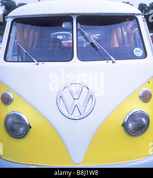 Close up d'un partage de l'écran jaune et blanc VW camper van Banque D'Images