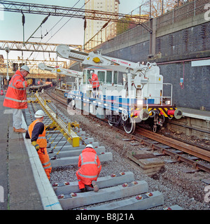 Lits jumeaux automoteur rail foc-ascenseurs grues traverses en béton en position à la gare principale au cours d'un programme de renouvellement de la voie. Banque D'Images