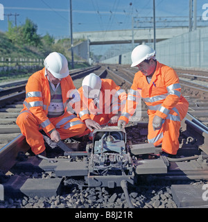 Réalisant l'entretien essentiel à un mécanisme de points électriques sur un système ferroviaire à grande vitesse. Banque D'Images