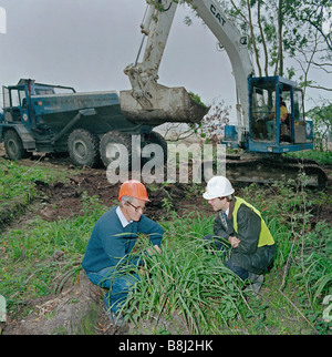 Eurotunnel environmentals supprimer une section de forêts anciennes de l'UK site Terminal pour replanter lorsque le travail est terminé. Banque D'Images