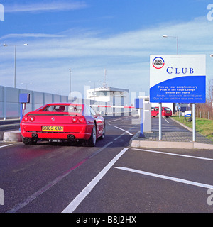 Une voiture arrive au Club équipements de haut niveau à l'Eurotunnel Terminal UK qui permet l'embarquement prioritaire sur la prochaine navette. Banque D'Images