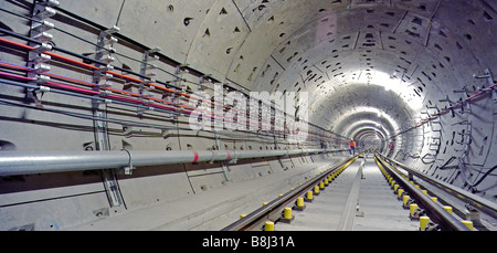 Engineer inspecting trackwork nouvellement posées dans un Jubilee Line Extension tunnel sur le réseau de métro de Londres. Banque D'Images