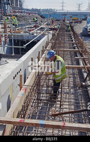 La préparation de béton armé d'acier avant de béton. Cette base en acier renforcé fera le béton nettement plus forte Banque D'Images