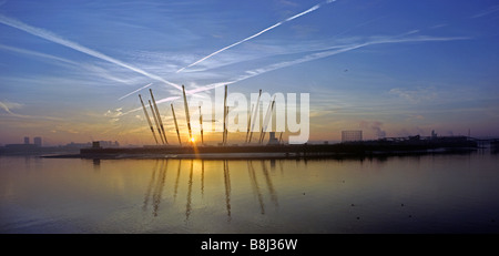 Comme un géant de l'araignée, le câble est relevé de la structure nette durant la construction du Millennium Dome/O2 Arena de Londres, Royaume-Uni. Banque D'Images