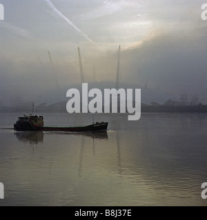 Terminé la structure du dôme du millénaire/O2 Arena de Londres menace indistinctement dans la rivière tôt le matin de brume à Greenwich. Banque D'Images