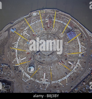 Comme un géant de l'araignée, le câble est relevé de la structure nette durant la construction du Millennium Dome/O2 Arena de Londres, Royaume-Uni. Banque D'Images