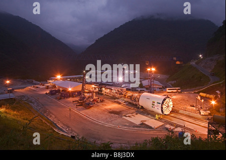 Tunnelier entièrement assemblé en attente de lancement en tunnel d'accès à distance au site de construction en montagne équatorienne Banque D'Images