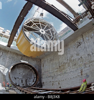 Tunnelier de 'Milly le Muncher' pour la Thames Tunnel sur le Channel Tunnel Rail Link est abaissé en chambre de lancement. Banque D'Images