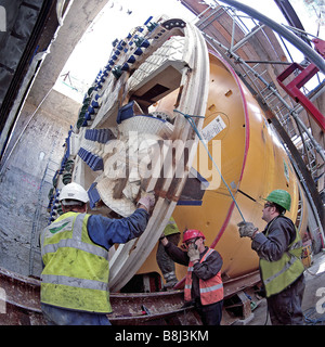 Pour la tête de tunnelier de 'Milly' pour Thames Tunnel sur le Channel Tunnel Rail Link est abaissé en chambre de lancement. Banque D'Images