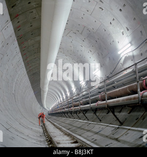 L'article examine l'ingénieur de piste travaille dans une section de la Bordée et Thames Tunnel sur le Channel Tunnel Rail Link. Banque D'Images