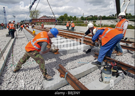 Rail Contractors la descente d'une section de la voie avec des rails et traverses installées sur le Channel Tunnel Rail Link. Banque D'Images